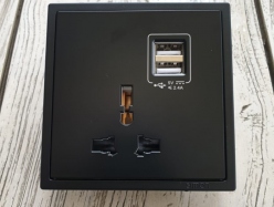 70E725-26 Simon i7 – Module ổ cắm đa tiêu chuẩn + 2 cổng sạc USB (Đen)